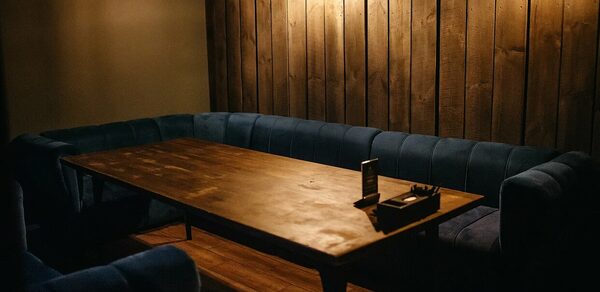 Кальянная с большими диванами под закрытие