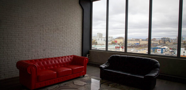 Igloobar Лофт с красным кожаным диваном