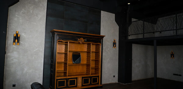 Igloobar Лофт с красным кожаным диваном