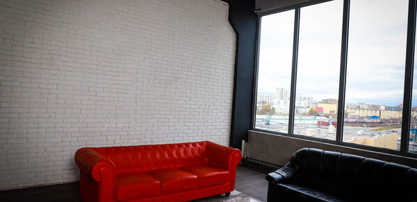 Igloobar Лофт с красным кожаным диваном