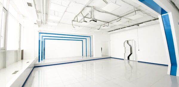 Apriori Photo Белый лофт с неоновой подсветкой