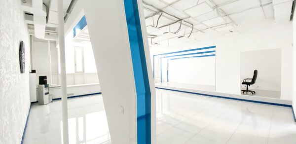 Apriori Photo Белый лофт с неоновой подсветкой