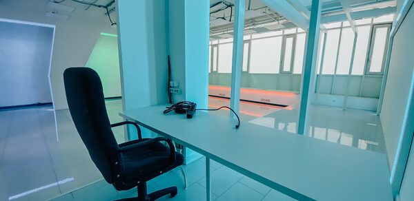 Apriori Photo Белый лофт с неоновой подсветкой