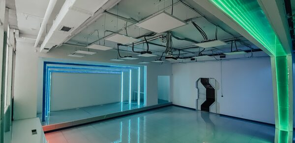 Apriori Photo Белый лофт с неоновой подсветкой