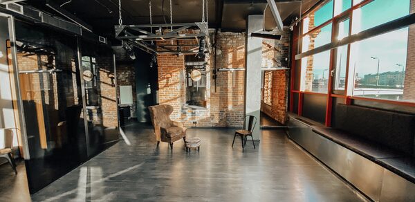 Apriori Photo Лофт из красного кирпича с панорамными окнами