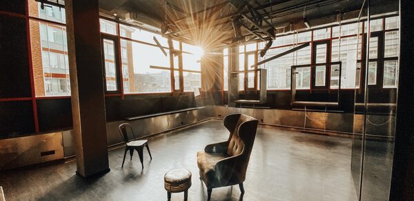 Apriori Photo Лофт из красного кирпича с панорамными окнами