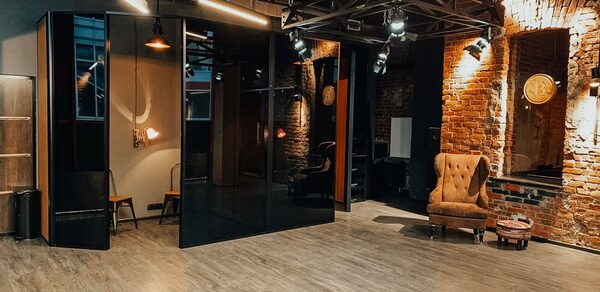 Apriori Photo Лофт из красного кирпича с панорамными окнами