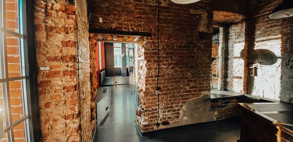 Apriori Photo Лофт из красного кирпича с панорамными окнами