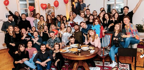 Светлый лофт с панорамным видом. Радостные люди праздную событие и фотографируются