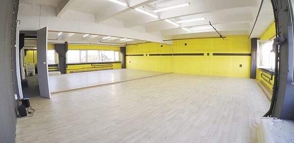 JamTown Красочный зал с зеркальной стеной