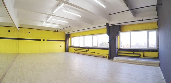 JamTown Красочный зал с зеркальной стеной