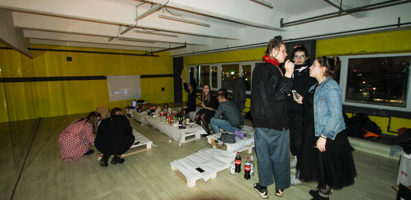 JamTown Красочный зал с зеркальной стеной