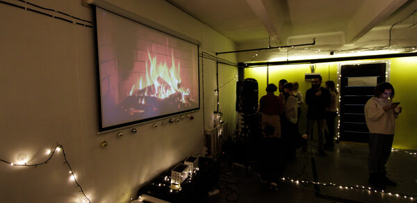 JamTown Красочный зал с зеркальной стеной