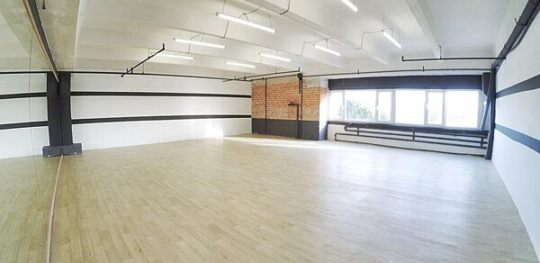 JamTown Светлый тренинг-зал в стиле лофт