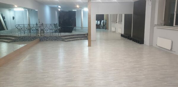 Светлый зал с зеркальной стеной