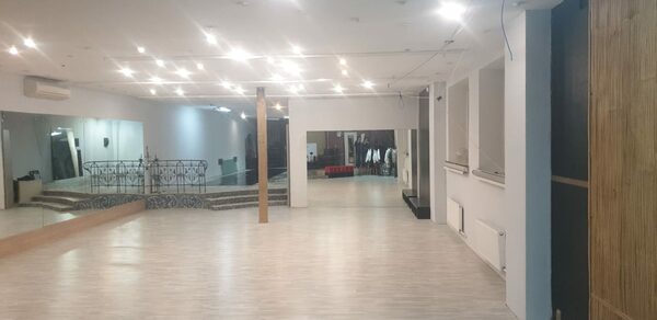 Светлый зал с зеркальной стеной