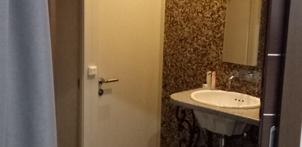 Светлый зал с зеркальной стеной