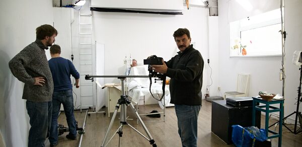 Светлый зал с большой циклорамой