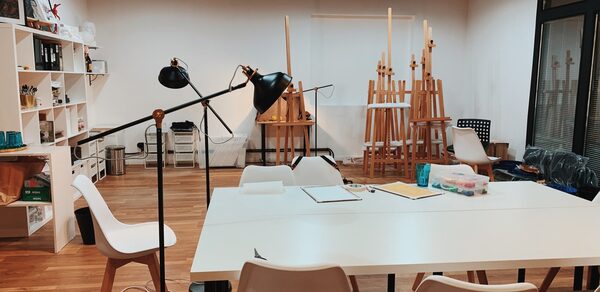 Возьми Кисть Школа Рисования Студия в светлых тонах