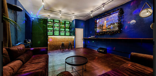 Лофт с диванами и диско-шаром