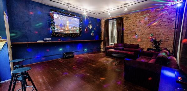 Лофт с диванами и диско-шаром