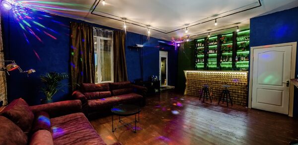 Лофт с диванами и диско-шаром