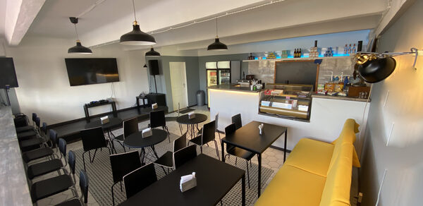 Кафе под закрытие в советском стиле