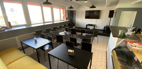 Кафе под закрытие в советском стиле