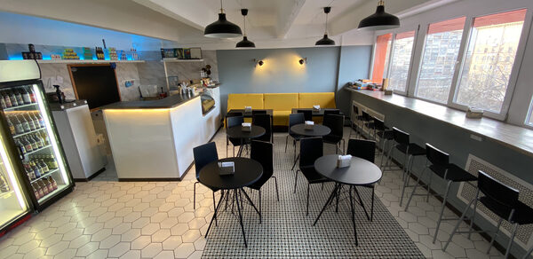 Кафе под закрытие в советском стиле