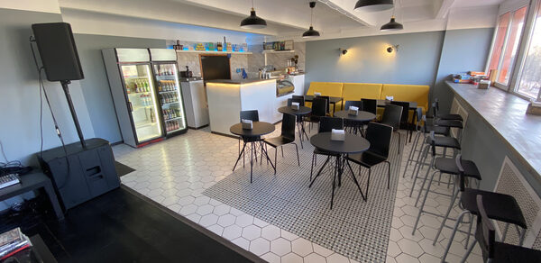 Кафе под закрытие в советском стиле