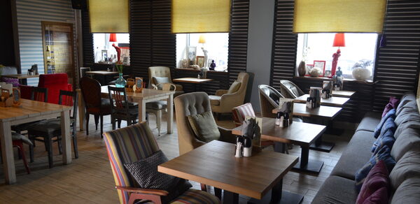 Кафе под закрытие с летней верандой