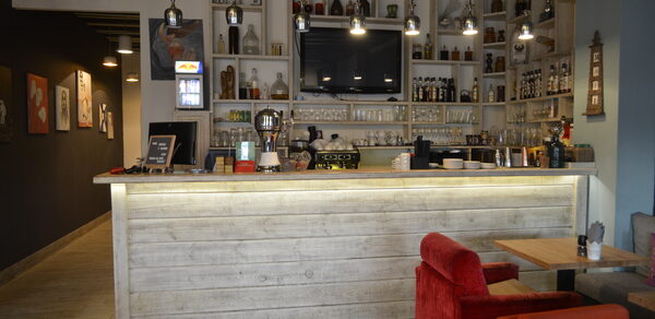 Кафе под закрытие с летней верандой