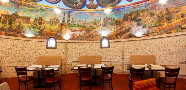 Зал в башне с ручной росписью 