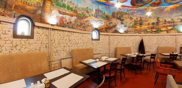 Зал в башне с ручной росписью 