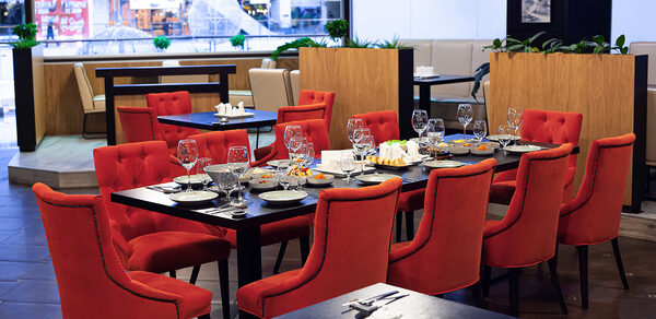 Ресторан Инсам в Афимолле. Банкетный зал с креслами 
