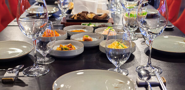 Ресторан Инсам в Афимолле. Банкетный зал с креслами 