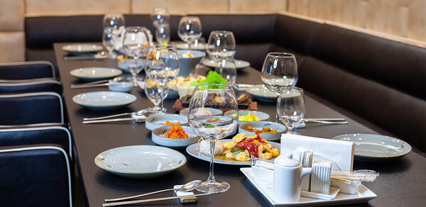 Ресторан Инсам в Афимолле. Банкетный зал с креслами 