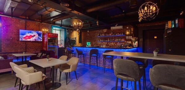 Lounge bar. Лофт бар с мотоциклом
