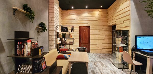 Дизайнерский лофт с панорамными окнами и кухней