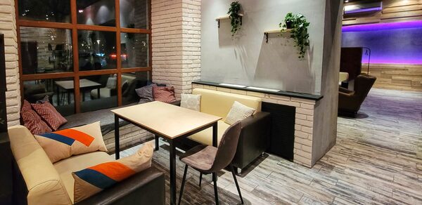 Дизайнерский лофт с панорамными окнами и кухней