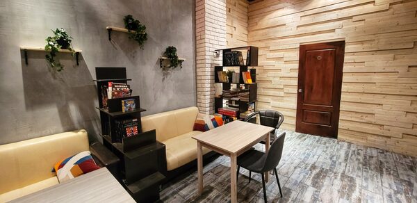 Дизайнерский лофт с панорамными окнами и кухней