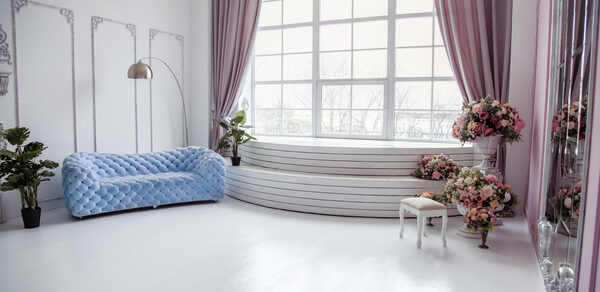  Mirseliz Светлый зал-лофт в классическом стиле