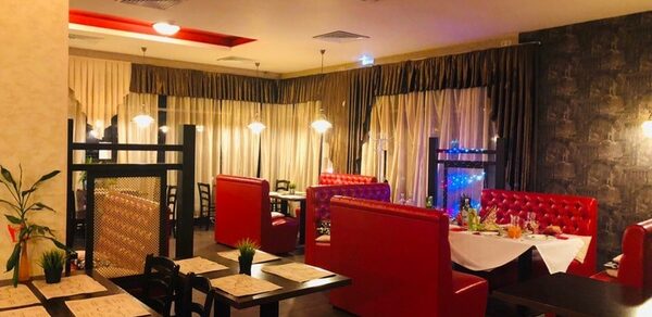 Кафе с панорамными окнами под закрытие