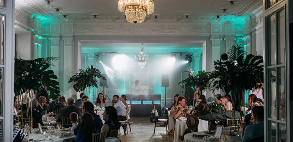 Пространство с лепниной и камином