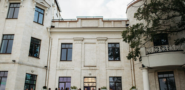 Пространство с лепниной и камином