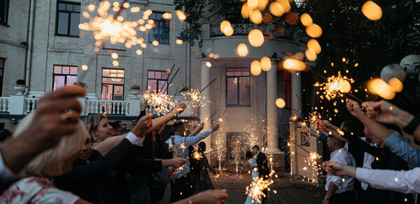 Пространство с лепниной и камином