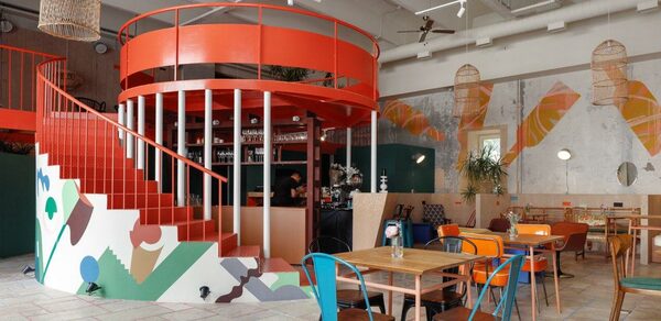 SLOW WINE. Двухуровневый лофт с ярким дизайном