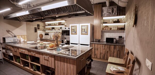 Лофт с кухней для праздников