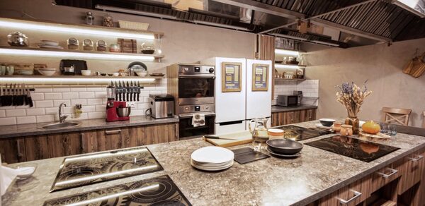 Лофт с кухней для праздников