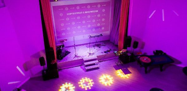 Министерство кейтеринг Белый зал со сценой